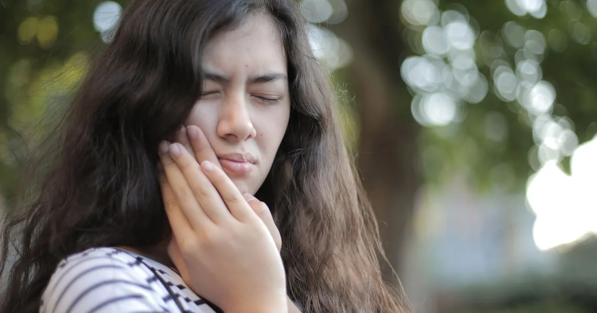 Tooth sensitivity to hot and cold: causes and what helps