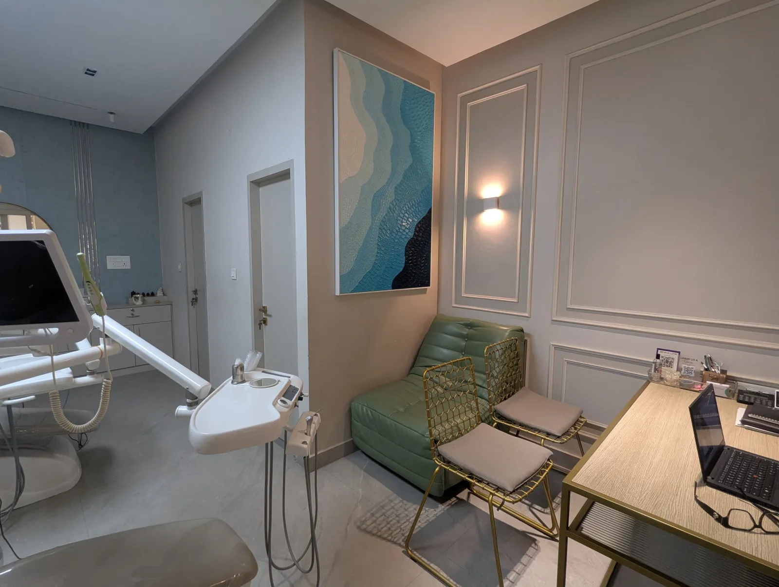Modern treatment room at Kosmoss Dental, Indirapuram
