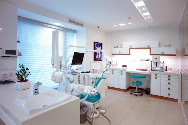 Top Dentist in Indirapuram for Advanced Dental Treatment